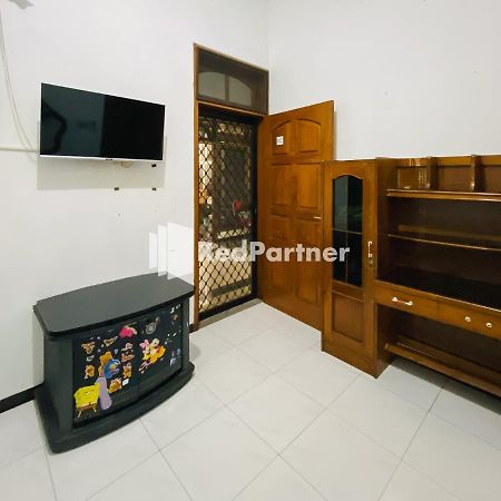 Griya Dalem Syariah Redpartner Hotel Surabaya Exterior photo